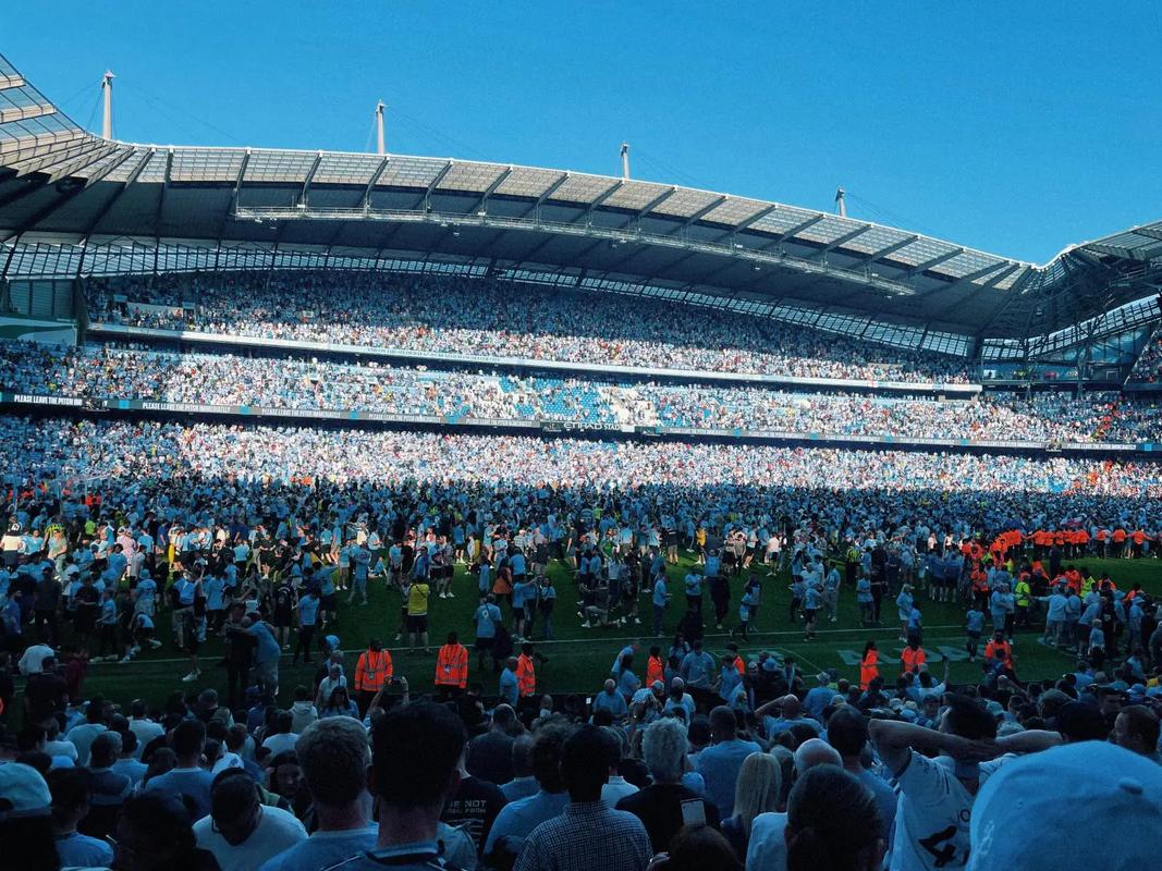 半场：科莫1-0萨索洛，杜维卡斯破门，尼科-帕斯倒钩射门被扑（半场战报：科莫1-0领先萨索洛，杜维卡斯建功，尼科-帕斯倒钩被扑出）