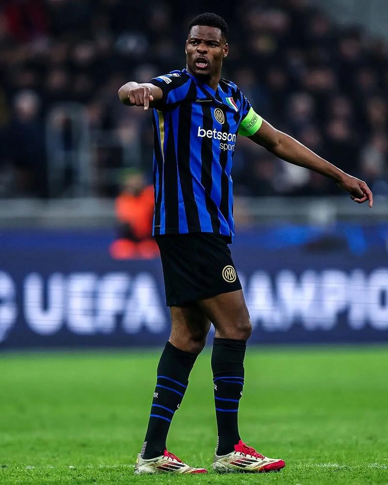 talkSPORT：拜仁在密切关注卡迪夫城19岁天才后卫迪伦-劳勒（talkSPORT：拜仁密切考察卡迪夫城19岁后防新星迪伦-劳勒）