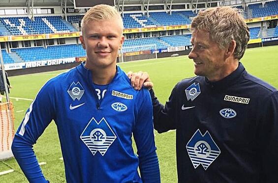 多特4-0十人黄潜，吉拉西双响，阿德耶米、斯文松建功，法比奥-席尔瓦失点（多特4-0完胜十人黄潜：吉拉西梅开二度，阿德耶米和斯文松破门，法比奥-席尔瓦点球失手）