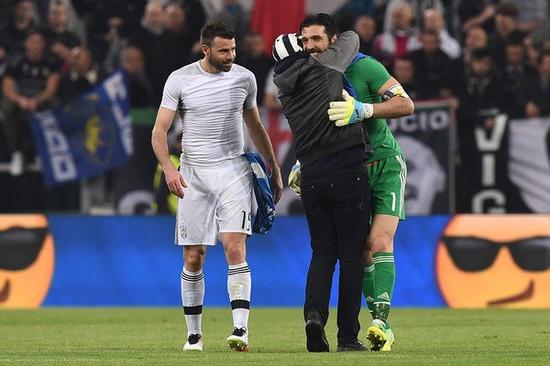 喜忧参半！广东新外援奎恩首秀狂砍27分8板4助攻 力劈篮筐但三分球失准