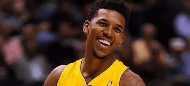 支持家乡球队，费德勒现身巴塞尔主场看台看对阵维拉的比赛（费德勒现身巴塞尔主场为家乡队助威，观战对阵维拉的比赛）